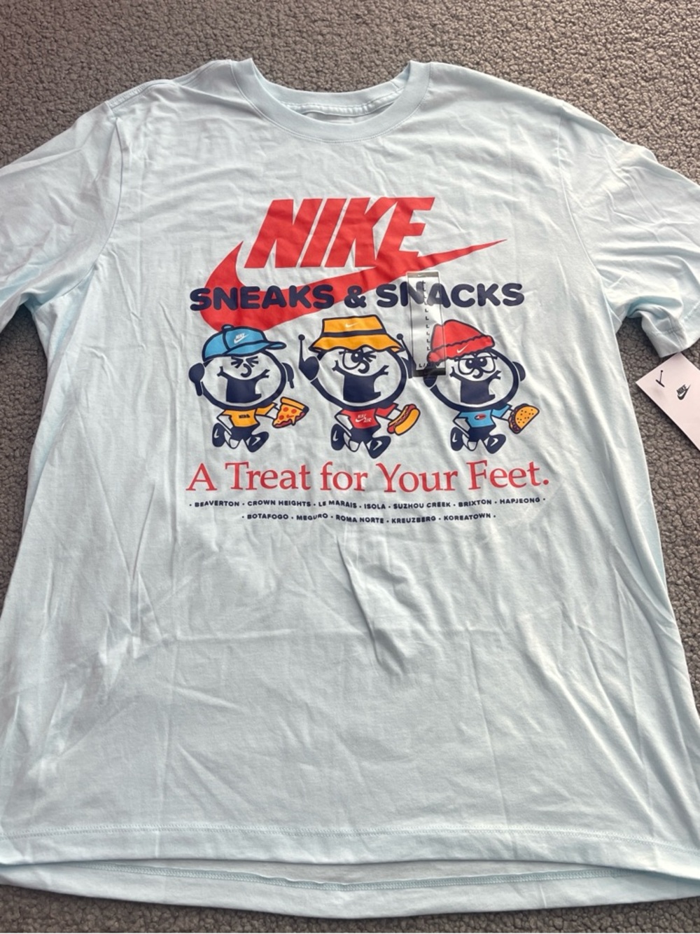 Nike Men’s Sneaks & Snacks T-Shirt Large Light Blue Graphic Short Sleeve Tee NWT
